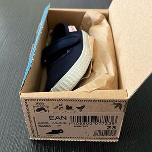 Selling baby shoes brand new, velcro strap